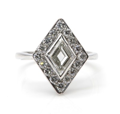 Lot 425 - An Art Deco style lozenge cluster ring