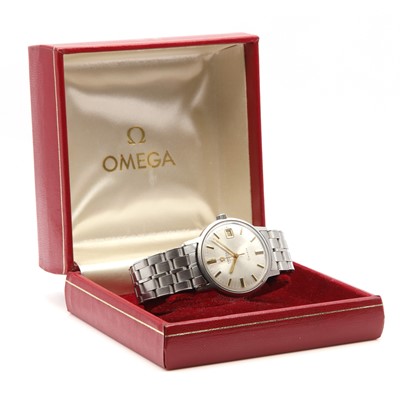 Lot 574 - A gentlemen's stainless steel Omega automatic bracelet watch