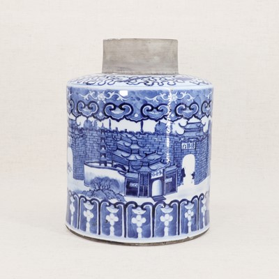 Lot 34 - A Chinese blue and white tea caddy