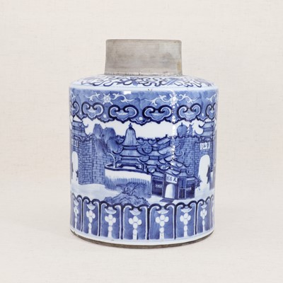 Lot 34 - A Chinese blue and white tea caddy