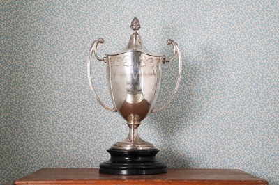 Lot 357 - An Edwardian stylish two-handled silver cup and cover