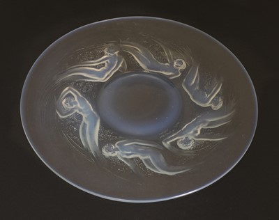 Lot 117 - A René Lalique 'Ondines' opalescent glass plate