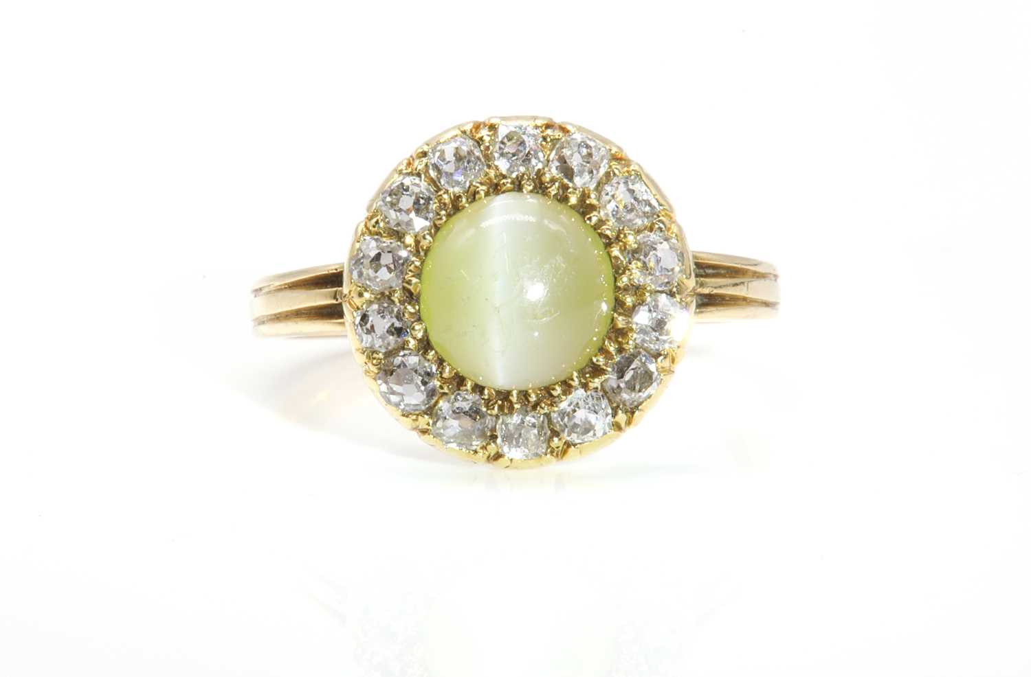 Lot 54 - A late Victorian chrysoberyl and diamond circular cluster ring