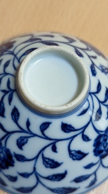 Lot 100 - A Chinese blue and white tea bowl