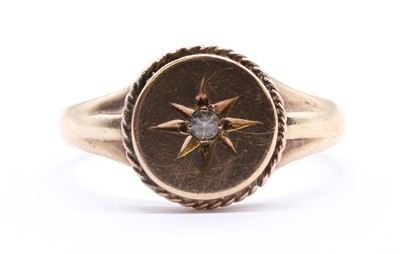 Lot 302 - A 9ct gold paste set ring