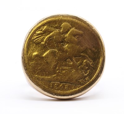 Lot 305 - A gold sovereign ring