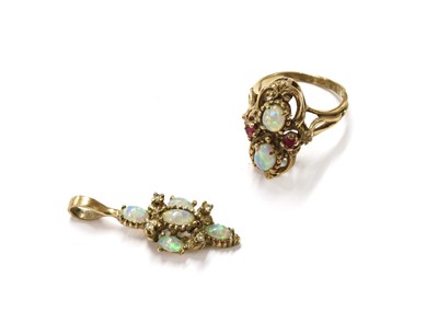 Lot 321 - A gold opal and ruby ring