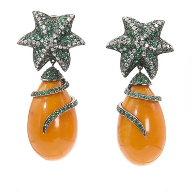 Lot 530 - A pair of butterscotch amber, diamond and emerald starfish drop earrings