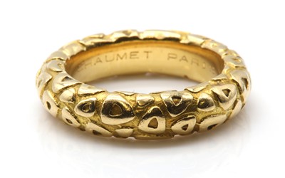 Lot 525 - A Chaumet band ring