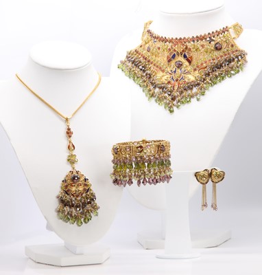 Lot 537 - An Indian high carat gold paste and enamel suite