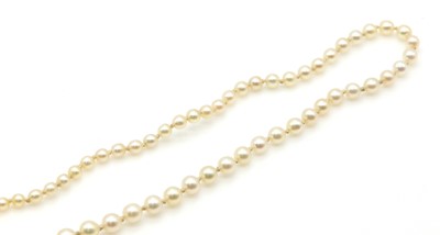 Lot 154 - A single row graduated pearl necklace