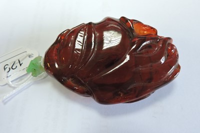 Lot 129 - A Chinese amber and nephrite jade snuff bottle, Qing Dynasty (1644-1911)