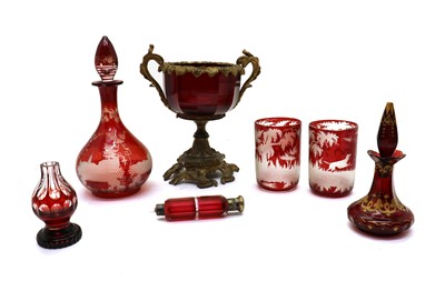 Lot 197 - A collection of glass items