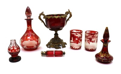 Lot 197 - A collection of glass items