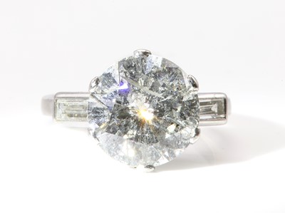 Lot 117 - A single stone diamond ring