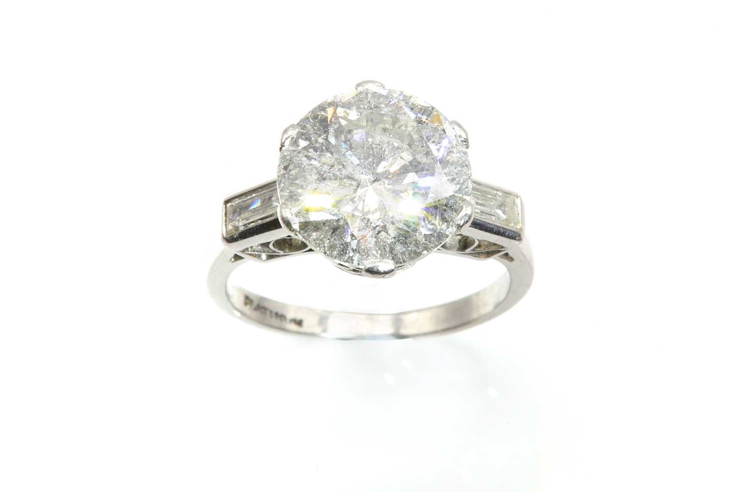 Lot 117 - A single stone diamond ring