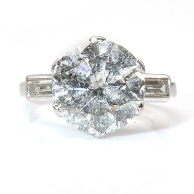 Lot 117 - A single stone diamond ring