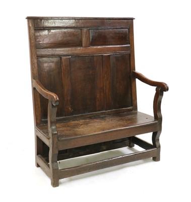 Lot 394 - An oak settle