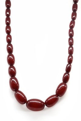 Lot 92 - A single row graduated Bakelite bead necklace