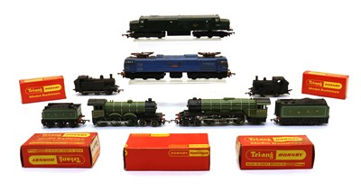 Lot 305 - A collection of 00 gauge locomotives and rolling stock