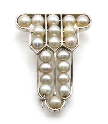 Lot 193 - An Art Deco white gold pearl clip brooch