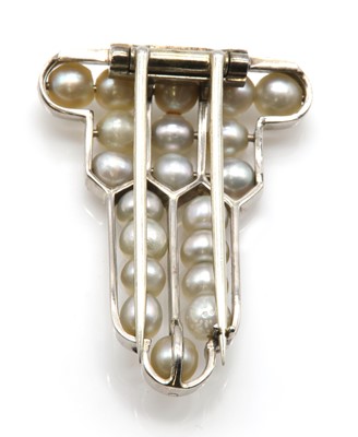Lot 193 - An Art Deco white gold pearl clip brooch