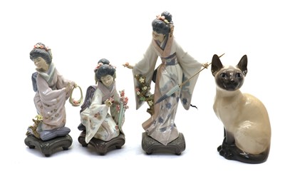 Lot 147 - A collection of Lladro porcelain figures