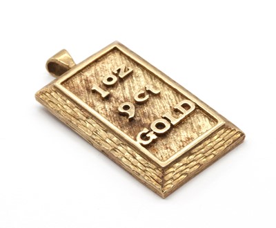 Lot 299 - A gold ingot pendant