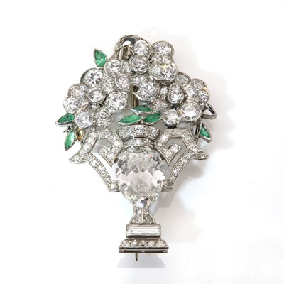 Lot 104 - An Art Deco diamond and emerald giardinetti brooch, c.1925-1930