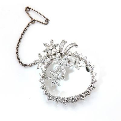 Lot 169 - A diamond set floral circle or wreath brooch/pendant