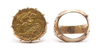 Lot 307 - A half sovereign ring