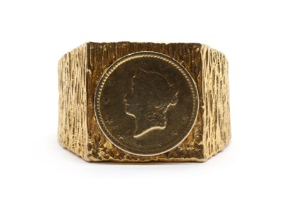 Lot 303 - A gentlemen's gold ring