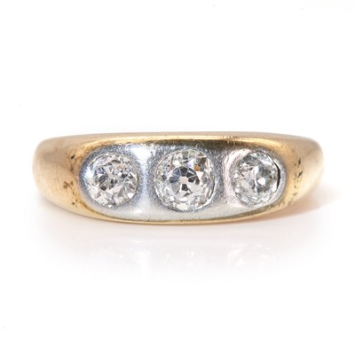 Lot 125 - A gentlemen's three stone diamond ring, c.1930