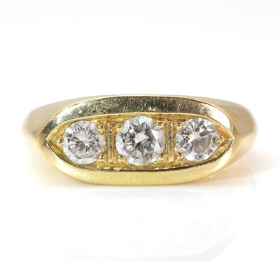 Lot 126 - An 18ct gold gentlemen's three stone diamond ring