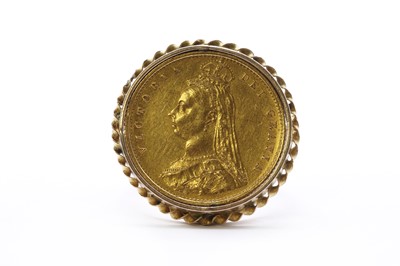 Lot 304 - A half sovereign ring