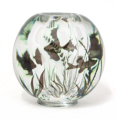 Lot 263 - An Orrefors 'Fish-Graal' glass vase