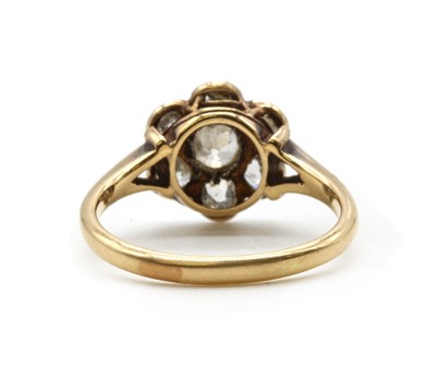 Lot 121 - A gold diamond daisy cluster ring
