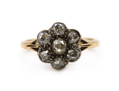 Lot 121 - A gold diamond daisy cluster ring