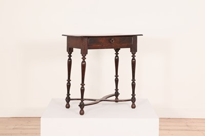 Lot 91 - A small oak side table