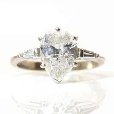 Lot 171 - A single stone pear cut diamond ring