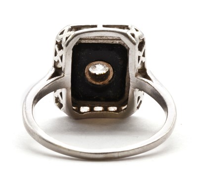 Lot 62 - A diamond and onyx ring