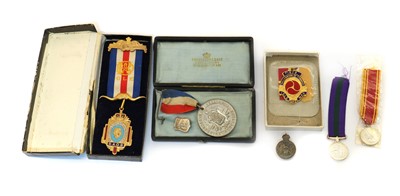 Lot 156 - A large collection of regimental badges and buttons