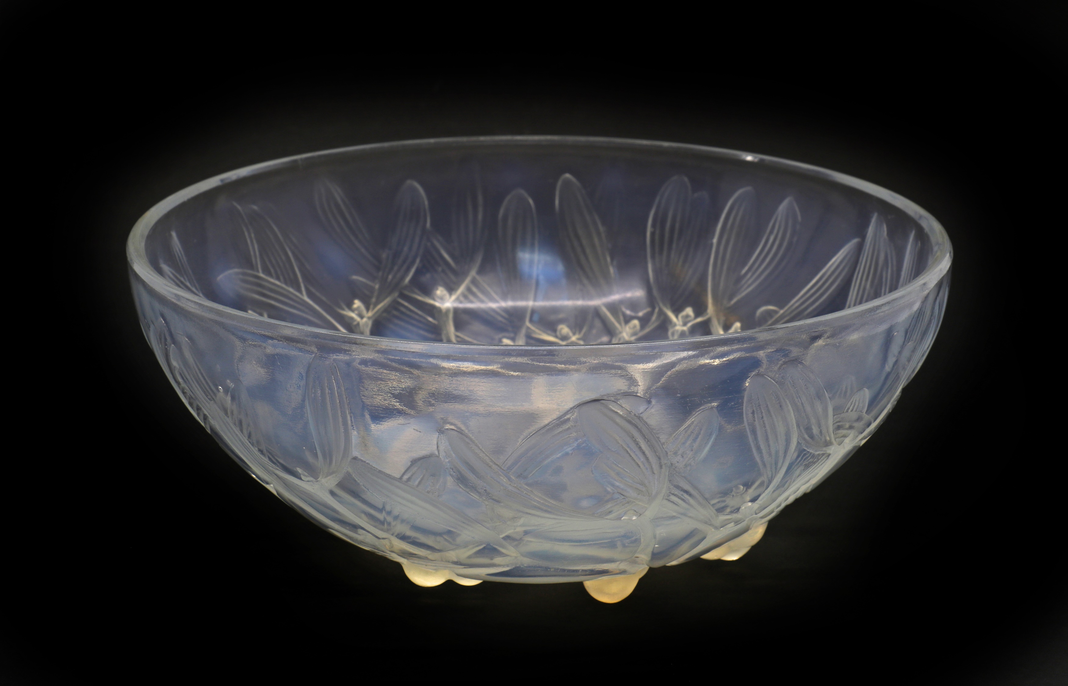 Lot 127 - A Rene Lalique (1860-1945) glass 'Gui'