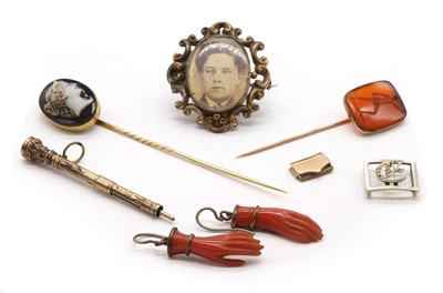 Lot 376 - A collection of jewellery