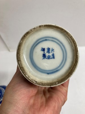 Lot 125 - A collection of Chinese blue and white