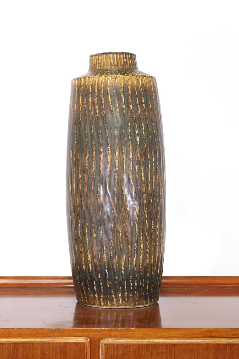 Lot 392 - A large 'Rubus' vase