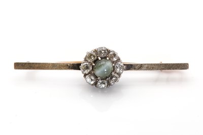 Lot 59 - A gold cat's eye chrysoberyl and diamond cluster bar brooch