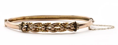 Lot 34 - A gold hollow oval hinged bangle