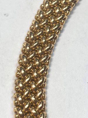 Lot 126 - An 18ct gold necklace and bracelet suite