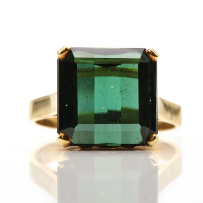 Lot 144 - A single stone tourmaline ring